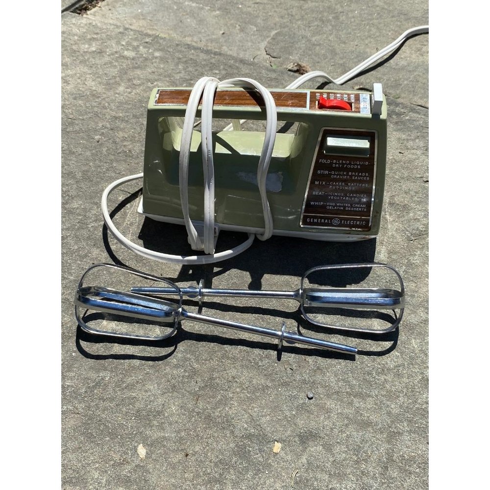 Vintage GE General Electric Deluxe 5 Speed Hand Mixer D2M22 Avocado Green